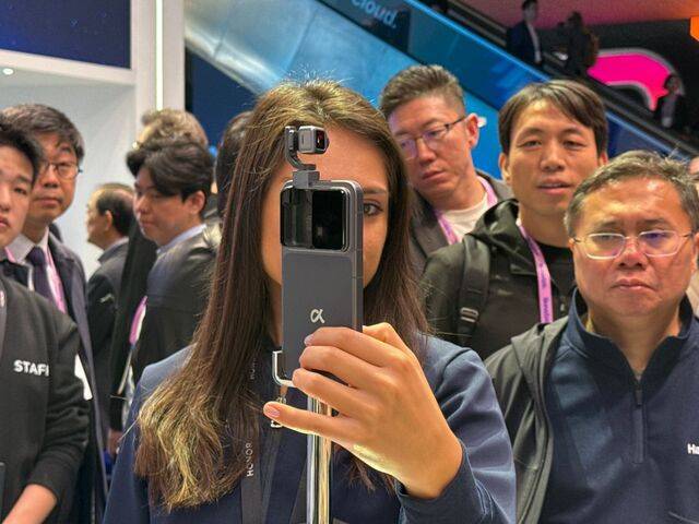 중국 휴대폰 제조사 아너 관계자가 4일(현지시간) 스페인 바르셀로나에서 열린 MWC 2026에서 관람객들에게 로봇폰의 기능을 설명하고 있다.