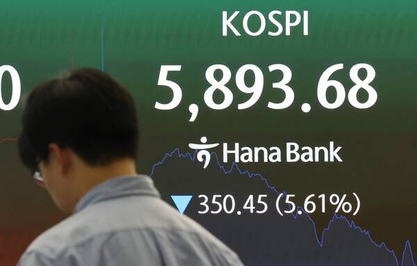 ▲ 3일 서울 중구 하나은행 본점 딜링룸에서 딜러들이 업무를 보고 있다. 이날 한국거래소에 따르면 이날 오후 12시 5분 53초께 코스피200선물지수의 변동으로 5분간 프로그램매도호가의 효력이 정지됐다. ⓒ연합뉴스