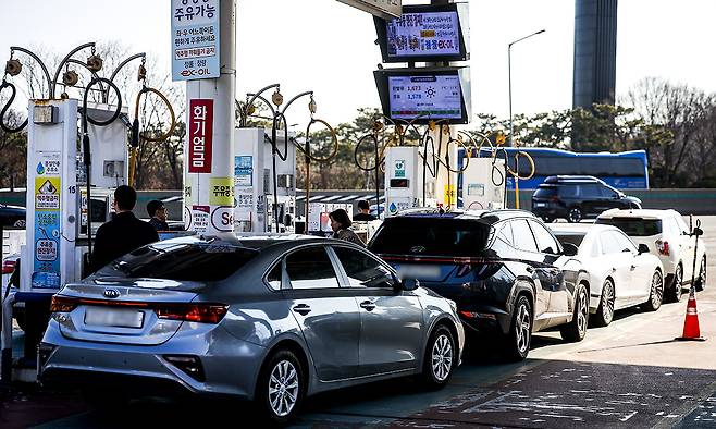 미국과 이란의 무력충돌 속에 이란이 호르무즈 해협을 봉쇄하면서 국제 유가가 급등하고 있는 가운데 지난 4일 서울 시내 한 주유소를 찾은 시민들이 주유를 하고 있다. 뉴시스