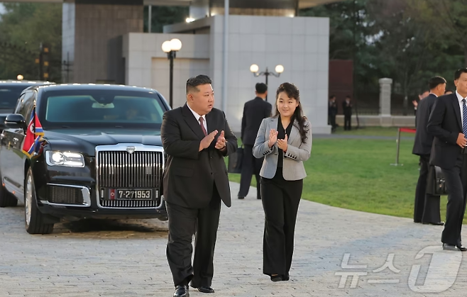 김정은 북한 국무위원장과 딸 김주애 자료사진. 뉴스1
