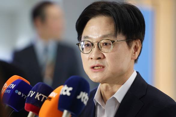 김정관 산업통상부 장관이 5일 인천국제공항을 통해 캐나다로 출국하며 취재진의 질문에 답하고 있다. 김 장관은 최대 60조원 규모의 캐나다 초계 잠수함 프로젝트(CPSP) 수주를 지원하기 위해 캐나다를 방문한다. ©연합뉴스