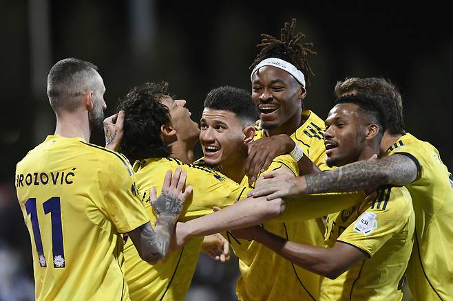 사우디 프로리그 알나스르의 압둘라 알함단이 지난달 28일 사우디아라비아 알마즈마아 스포츠 시티 스타디움에서 열린 알파이하와 경기에서 팀의 세 번째 골을 넣은 뒤 주앙 펠릭스, 마르셀로 브로조비치 등 동료들과 함께 기뻐하고 있다. 로이터