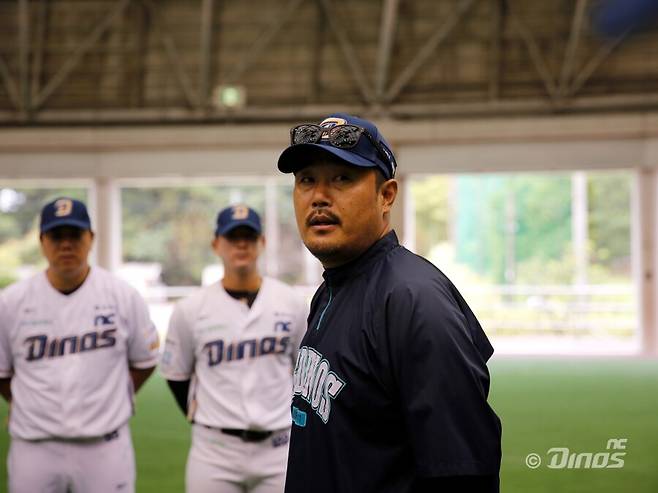 ▲ NC 이호준 감독은 마무리 훈련 시작에 앞서 \"모두 어떤 각오로 이 자리에 왔는지 다시 마음에 새기자. 이 기간을 ‘지옥훈련’이라 부를 게 아니라, 부족한 부분을 확실히 채워 내년 한 단계 더 도약하는 발판으로 만들자. 끝까지 부상 없이 전원 완주할 수 있도록 서로 잘 챙기며 힘내자\"고 당부했다.ⓒ NC 다이노스