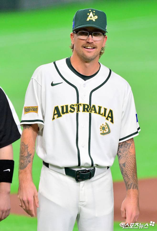 5일 오후 일본 도쿄돔에서 열린 2026 월드베이스볼클래식(WBC) C조 대만과 호주의 경기, 호주 라클란 웰스가 도열을 하고 있다. 일본 도쿄, 김한준 기자