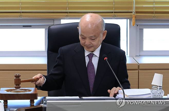 인권위, 제2차 상임위원회 개최 (서울=연합뉴스) 최재구 기자 = 안창호 국가인권위원회 위원장이 29일 서울 중구 국가인권위원회에서 열린 제2차 상임위원회에서 의사봉을 두드리고 있다. 2026.1.29 jjaeck9@yna.co.kr