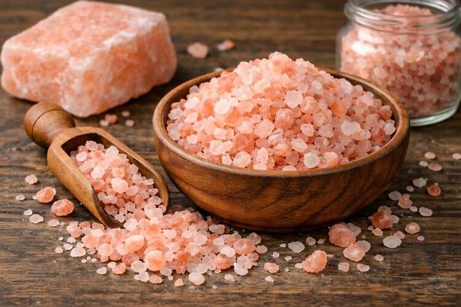 히말라야 소금. 핑크 솔트라고도 불리는 암염이다. 이미지=인공지능 생성