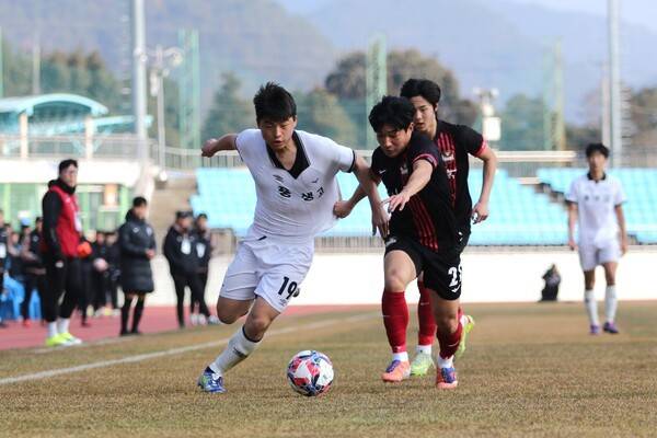 성남FC U18(풍생고)과 FC서울 U18(오산고) 선수들이 경기를 펼치고 있다. /사진=성남FC (이 사진은 기사와 관련이 없습니다)