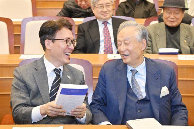 권노갑(오른쪽) 김대중재단 이사장이 6일 국회도서관에서 열린 '권노갑 백인평전' 출판기념회에서 김민석 국무총리와 웃으며 대화하고 있다. 민경석 기자