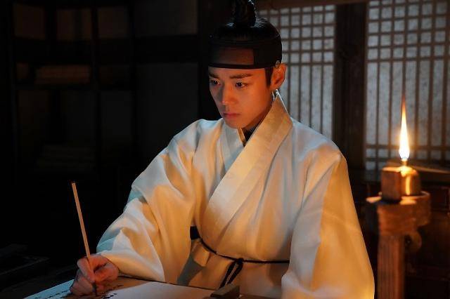 Park Ji-hoon as Danjong in "The King's Warden" (Showbox)