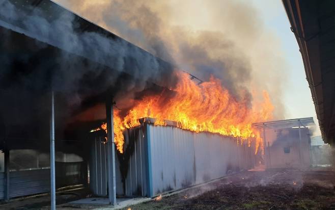 지난 2024년 11월 전남 영광의 한 태양광 에너지저장장치(ESS)에서 화재가 발생했다. 전남 영광소방서