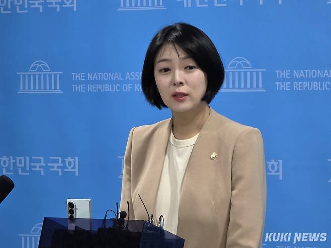 배현진 국민의힘 의원이 5일 서울 여의도 국회 소통관에서 법원의 징계효력 가처분 신청 인용 직후 기자회견을 하고 있다. 김건주 기자