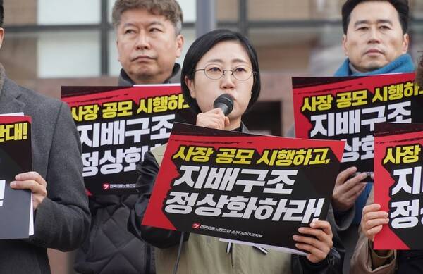 ▲전국언론노동조합은 스카이라이프와 HCN 지부 등과 함께 4일 기자회견을 열고 KT의 낙하산 인사 중단과 공정하고 투명한 사장 공모, 인사개입 중단 등을 촉구했다. 김소리 언론노조 스카이라이프 지부장이 발언하고 있다. 사진=언론노조 제공.