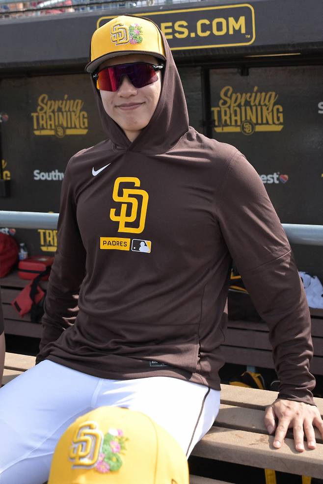 메이저리그(MLB)에 진출한 송성문(샌디에이고 파드리스)이 시범경기에서 첫 홈런을 터트려 화제다. 사진은 지난달 23일(현지시각) 송성문이 미국 애리조나주 피오리아 스포츠 콤플렉스에서 열린 밀워키 브루어스와의 경기를 지켜본 모습. /로이터=뉴스1