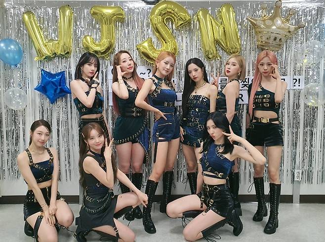 여름이 추천한 '퀸덤2' 파이널 '아우라' 무대 당시 우주소녀. 우주소녀 공식 트위터