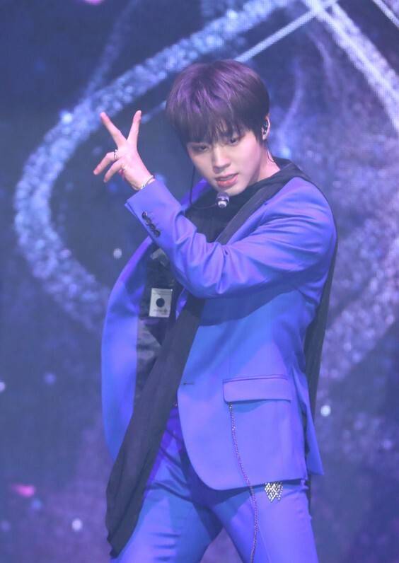 2019년 3월 26일 박지훈이 첫 솔로 미니앨범 '어클락(O'CLOCK)' 발매 기념 쇼케이스를 열었다. 뉴시스