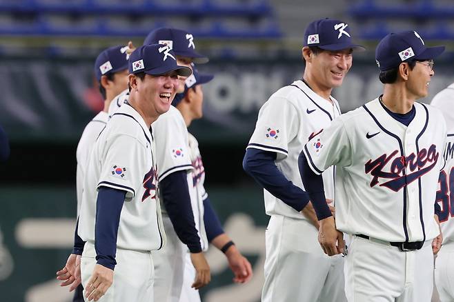 류지현 WBC 야구대표팀 감독(왼쪽). 도쿄|뉴시스