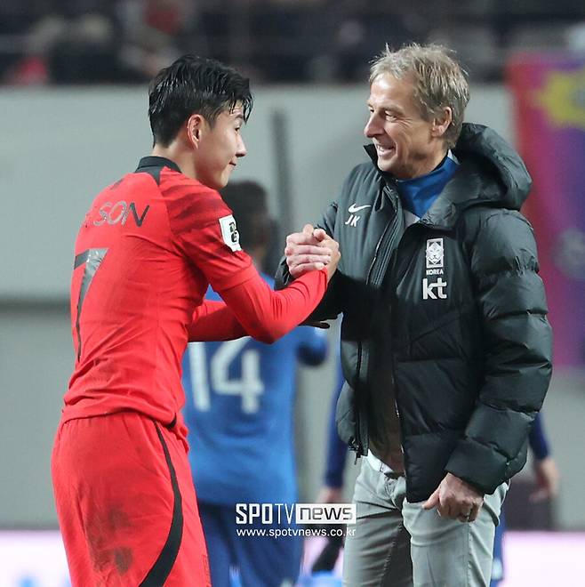 ▲ 대한축구협회는 2023년 초, 클린스만을 새로운 대표팀 감독으로 선임했다. 하지만 클린스만은 곧바로 재택근무 논란을 일으켰으며, 2023 카타르 아시안컵에서는 손흥민과 이강인 등 주축 선수들의 개인 능력에 의존하는 축구를 선보이며 빈축을 샀다. ⓒ곽혜미 기자