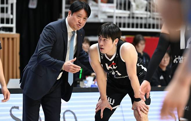 문경은(왼쪽) 수원KT 감독이 6일 오후 수원 KT 소닉붐 아레나에서 열린 2025~2026 LG전자 프로농구 정규리그 경기 중 이두원에게 작전 지시하고 있다. /사진=KBL 제공