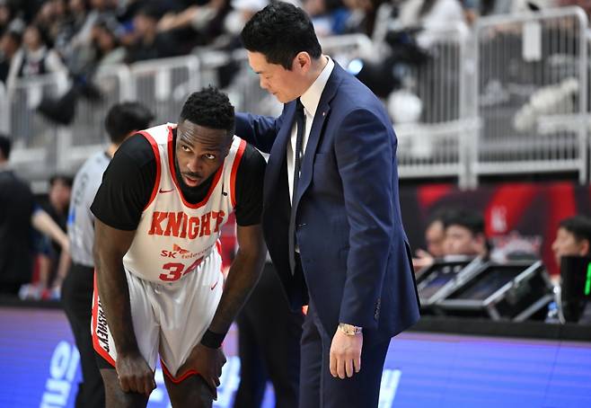 전희철(오른쪽) 서울SK 감독이 6일 오후 수원 KT 소닉붐 아레나에서 열린 2025~2026 LG전자 프로농구 정규리그 경기 중 자밀 워니와 대화하고 있다. /사진=KBL 제공