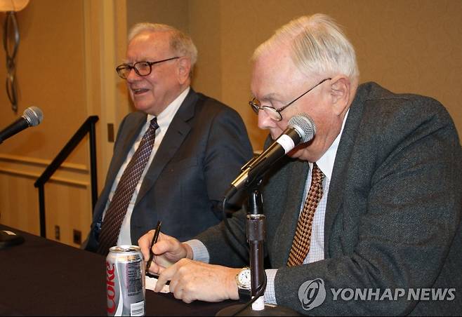 기자회견하는 워런 버핏 회장과 찰리 멍거 부회장. (오마하<美네브래스카주>=연합뉴스) 김지훈 특파원 = 워런 버핏 버크셔 해서웨이 회장(왼쪽)이 3일(현지시간) 미국 네브래스카주 오마하시 메리어트호텔에서 기자회견을 갖고 미국 등의 경제상황 진단과 투자비전 등을 밝히고 있다. 2009.5.4 hoonkim@yna.co.kr