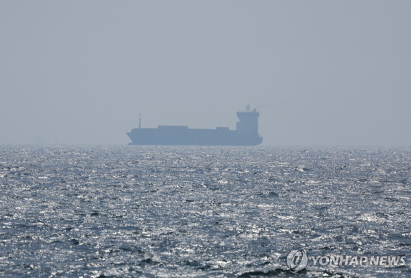 호르무즈 해협의 지정학적 긴장이 고조되면서 국제 유가가 배럴당 100달러를 넘어설 수 있다는 우려가 커지고 있다./사진은 호르무즈 해협./사진=연합뉴스 제공