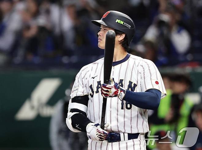 7일 오후 일본 도쿄돔에서 열린 2026 월드베이스볼클래식 C조 조별리그 대한민국과 일본의 경기. 5회말 1사 주자없는 상황때 일본 오타니가 담장 너머를 바라보고 있다. 2026.3.7 ⓒ 뉴스1 구윤성 기자