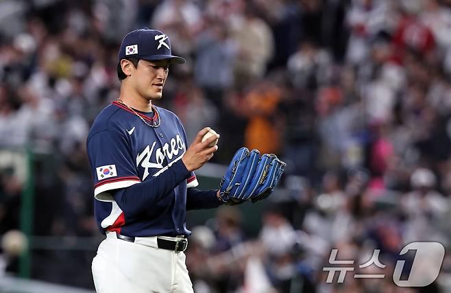 7일 오후 일본 도쿄돔에서 열린 2026 월드베이스볼클래식 C조 조별리그 대한민국과 일본의 경기. 대한민국 선발투수 고영표가 1회말 1사 2루 상황 스즈키 세이야에게 홈런을 맞은 뒤 아쉬워하고 있다. 2026.3.7 ⓒ 뉴스1 구윤성 기자