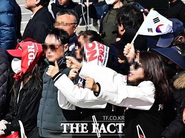 '윤어게인' 지지자들이 3일 오후 국회 본청 앞 계단에서 열린 사법독립 헌정수호를 위한 대국민 호소 국민대장정 규탄대회에 참석해 있다. /배정한 기자