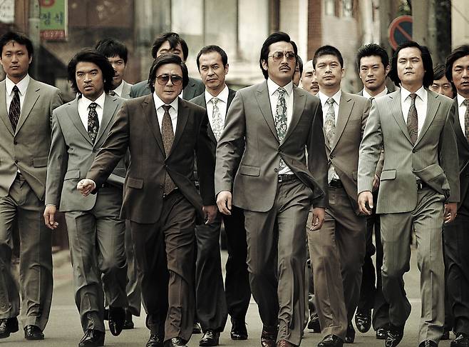 노태우 정권의 조폭 소탕전을 소재로 2012년 개봉한 윤종빈 감독의 흥행작 '범죄와의 전쟁: 나쁜 놈들 전성시대'의 한 장면.