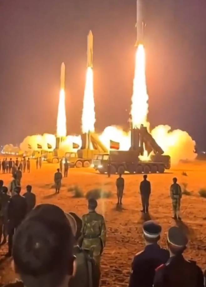 이란 혁명수비대가 발사하는 미사일, 로켓들이 줄을 맞춰 발사되는 딥페이크 영상이다./X