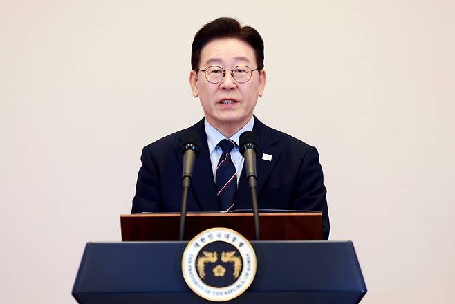 이재명 대통령이 지난 6일 청와대 영빈관에서 열린 2026년 준장 진급 장성 삼정검 수여식에서 격려사를 하고 있다. /뉴스1