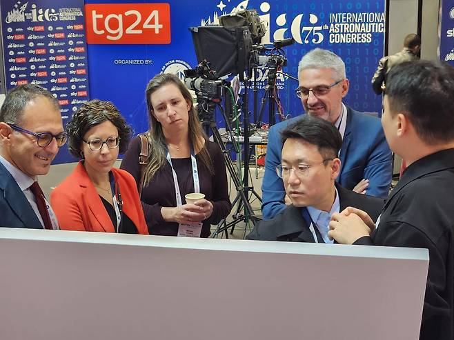 2024년 이탈리아 밀라노 제75회 국제우주대회(IAC)에서 조 대표가 해외 우주 산업 관계자들에게 위성데이터 분석 특화 에이전틱 AI 솔루션 ‘샛챗’을 소개하고 있다. 텔레픽스 제공