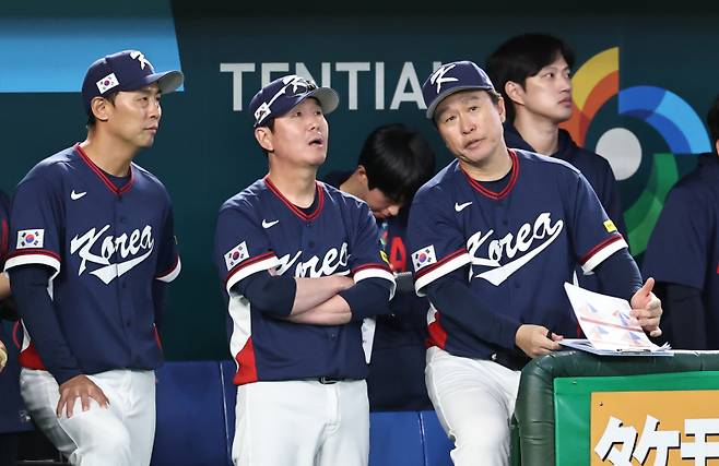 <yonhap photo-5636=""> 경기 지켜보는 류지현 감독 (도쿄=연합뉴스) 김인철 기자 = 7일 일본 도쿄돔에서 열린 2026 WBC 조별리그 C조 2차전 대한민국과 일본의 경기. 8회말 류지현 한국 감독이 경기를 지켜보고 있다. 2026.3.7 yatoya@yna.co.kr/2026-03-07 22:09:42/ <저작권자 ⓒ 1980~2026 ㈜연합뉴스. 무단 전재 재배포 금지, AI 학습 및 활용 금지></yonhap>