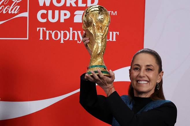 클라우디아 셰인바움 멕시코 대통령이 지난 3일(현지시간) 멕시코시티 국립궁에서 열린 정례 기자회견에서 2026 FIFA 월드컵 트로피를 들어 보이고 있다. 로이터=연합뉴스