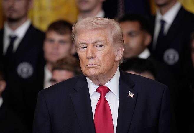 도널드 트럼프 미국 대통령이 현지시간 5일 미국 워싱턴 D.C. 백악관 이스트룸에서 열린 2025 MLS컵 우승팀 인터 마이애미 CF를 축하하는 행사에서 지켜보고 있다. EPA=연합뉴스