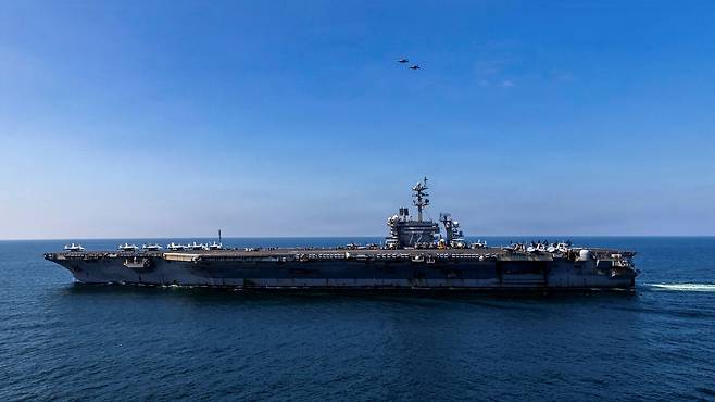 미국 해군 니미츠급 항공모함 USS 에이브러햄 링컨호가 지난 3일, 공개되지 않은 위치에서 이란에 대한 '장대한 분노' 작전을 지원하고 있는 모습. 로이터=연합뉴스