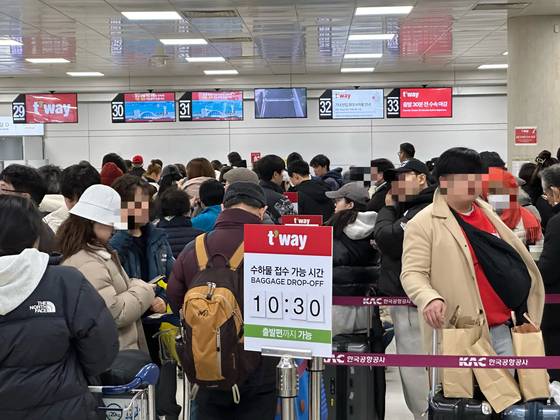 지난 2023년 1월 23일 오전 9시30분쯤 제주국제공항 3층 출발 대합실을 가득 채운 관광객. 이들은 결항한 기존 항공편의 대체 티켓을 구하기 위해 한시간 이상 줄을 서 있다. 최충일 기자