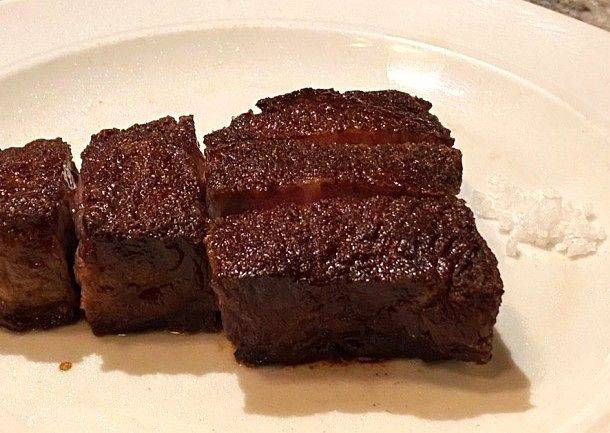 부첼리하우스의 완벽하게 시어링된 스테이크는 “나 오늘 여기 왔다”를 인증하게 만드는 시그니처 메뉴다. 사진 김광중