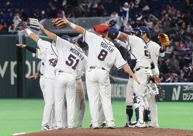 5일 일본 도쿄돔에서 열린 2026 월드베이스볼클래식(WBC) 조별리그 C조 1차전 한국과 체코의 경기에서 11-4로 승리한 한국 선수들이 기뻐하고 있다. 사진=연합뉴스