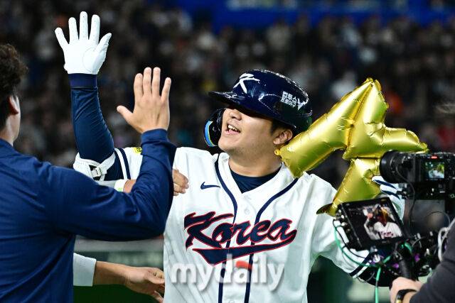 5일 일본 도쿄돔에서 열린 2026 월드 베이스볼 클래식(WBC) 조별리그 한국-체코 경기. 문보경이 1회말 1사 만루에 홈런을 친 후 기뻐하고 있다./도쿄(일본)=한혁승 기자