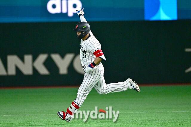 7일 일본 도쿄돔에서 열린 2026 월드 베이스볼 클래식(WBC) 조별리그 한국-일본 경기. 일본 스즈키가 1회말 1사 2루에 투런포를 친 후 그라운드를 뛰고 있다/도쿄(일본)=한혁승 기자