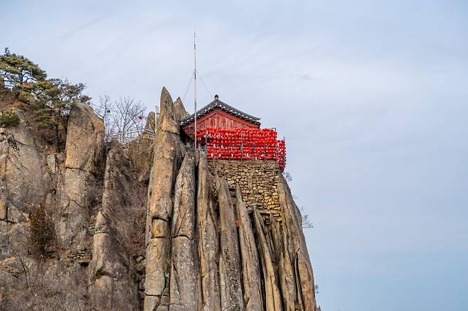 관악산 암봉과 어우러진 응진전. 서울관광재단 제공.