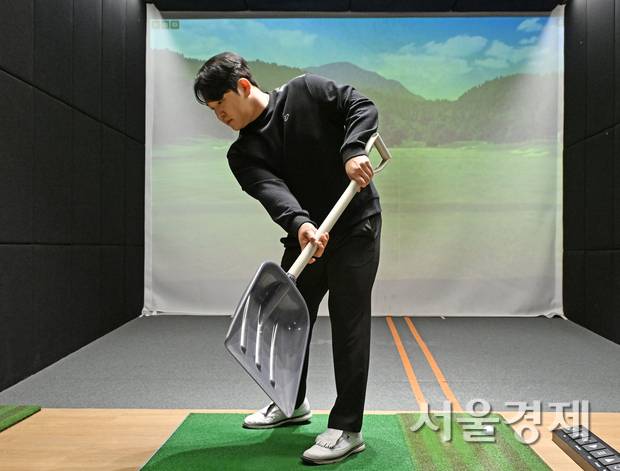 임팩트 구간을 길게 가져가면 거리 증대는 물론 스핀이 덜 걸리면서 방향성까지 향상된다. 빗자루 또는 제설용 눈삽으로 지면에 있는 가상의 낙엽을 목표 방향으로 날려준다는 느낌을 가지면 좋다. 성형주 기자