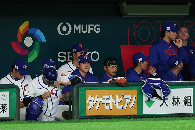 WBC 대만 대표팀 선수들이 6일 일본전 3회에 0-13까지 점수 차가 벌어지자 착잡한 표정으로 경기를 지켜보고 있다. 로이터연합뉴스