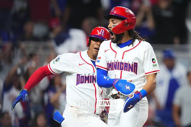 ▲ 페르난도 타티스 주니어가 케텔 마르테의 적시 2루타에 홈으로 들어오며 기뻐하고 있다.