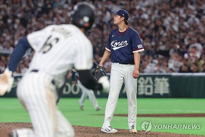일본에 역전 허용한 김영규 (도쿄=연합뉴스) 임화영 기자 = 7일 일본 도쿄돔에서 열린 2026 월드베이스볼클래식(WBC) 조별리그 C조 2차전 대한민국과 일본의 경기.
7회말 2사 만루 일본 요시다 마사타카에게 역전 2타점 적시타를 허용한 한국 김영규가 아쉬워하고 있다. 2026.3.7 hwayoung7@yna.co.kr