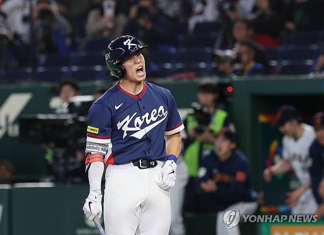 삼진아웃에 아쉬워하는 김혜성 (도쿄=연합뉴스) 임화영 기자 = 7일 일본 도쿄돔에서 열린 2026 월드베이스볼클래식(WBC) 조별리그 C조 2차전 대한민국과 일본의 경기.
8회초 2사 만루 한국 김혜성이 삼진아웃 당한 뒤 아쉬워하고 있다. 2026.3.7 hwayoung7@yna.co.kr