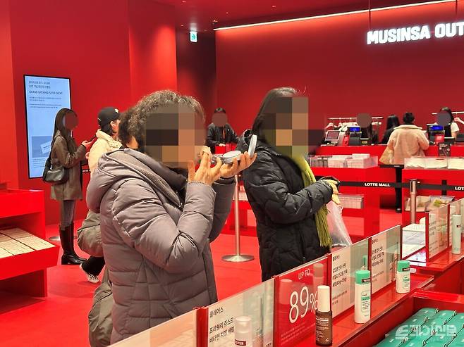 서울 은평구 롯데몰 은평점 무신사 아울렛 매장에서 고객이 화장품을 테스트하고 있다. ⓒ투데이신문