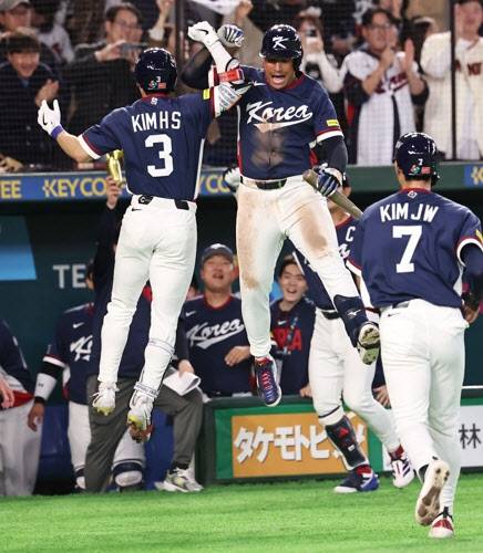 동점 투런홈런을 때린 김혜성이 저마이 존스와 함께 하이파이브를 나누고 있다. 사진=연합뉴스