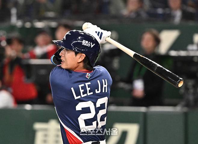대한민국 야구대표팀의 이정후가 7일 일본 도쿄 도쿄돔에서 열린 2026 월드 베이스볼 클래식(WBC) 조별리그 일본과 경기 1회초 무사 1-3루 상황에서 일본 선발 기쿠치를 상대로 1타점 적시타를 치고 있다. 도쿄(일본) | 박진업 기자 upandup@sportsseoul.com